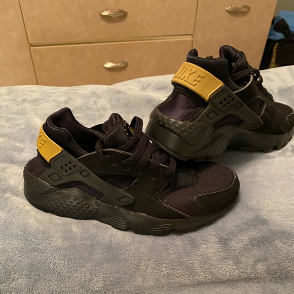 huaraches gold and black